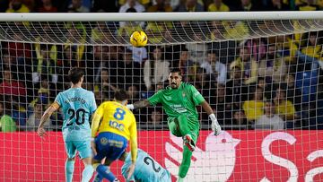 El guardameta Álvaro Valles, en el partido de la UD Las Palmas ante el FC Barcelona.
