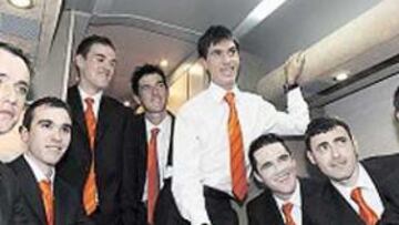 <b>DE ESTRENO. </b>Los ciclistas del Euskaltel que van al Giro, en el interior del nuevo autobús del equipo.