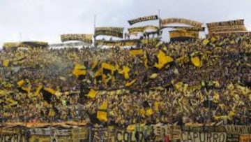 Afición del Peñarol en el Estadio Centenario.