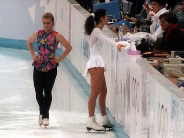 El 6 de enero, un mes antes del inicio de las 1994 Olimpiadas de Invierno, la patinadora artística Nancy Kerrigan fue golpeada en la rodilla luego de una practica para las Pruebas Olímpicas de los Estados Unidos. La investigación pronto reveló que el atacante había sido contratado por el ex-marido de Tonya Harding, una de las competidoras de Kerrigan. Aun cuando Harding no sabia del ataque de antemano, lo supo pronto después y mintió a los investigadores. 