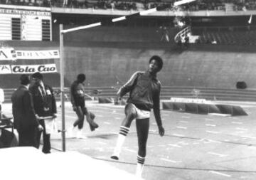 El atleta cubano ya saltaba más de dos metros con 14 años. En 1984 con 16, estableció la marca mundial juvenil, aún vigente, de 2,33 metros en La Habana.