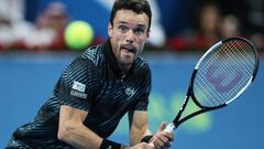 Roberto Bautista devuelve una bola ante Tomas Berdych en el Open de Qatar.