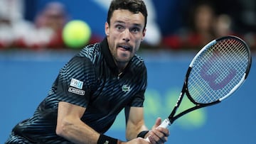 Roberto Bautista devuelve una bola ante Tomas Berdych en el Open de Qatar.
