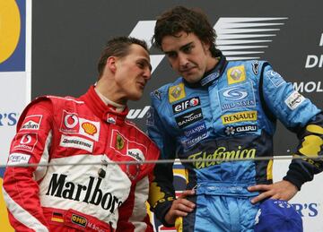 ※Uno de los pistones del propulsor RS25 estaba seriamente da?ado en su cabeza desde el GP de Bahrain. Para que aguantara la carrera de Imola, decidieron inutilizar casi en su totalidad el funcionamiento del cilindro afectado, que perd赤a compresi車n de forma radical. Es decir, que Alonso gan車 a Schumacher con un cilindro menos de los diez de su coche y un alt赤simo riesgo de rotura§. As赤 contaba AS la gesta del asturiano en aquella apasionante carrera. M芍s tarde, Alonso logr車 otra de sus victorias m芍s recordadas en San Marino, aguantando vuelta tras vuelta las once que Schumacher intent車 sin 谷xito superar al espa?ol. Era una suerte de en-trega del testigo del &Kaiser* a la promesa que ya era una realidad, aunque en 2006 volver赤an a luchar por el t赤tulo.