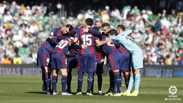 Los jugadores del SD Eibar se arengan antes de un partido.