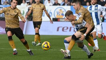 LEGANÉS (MADRID), 08/12/2024.- El defensa del Leganés Javier Hernández Carrera (2d) lucha por el balón con el jugador de la Real Sociedad Igor Zubeldia (d) durante el partido de LaLiga entre el Leganés y la Real Sociedad, este domingo, en el estadio Municipal de Butarque. EFE/ Fernando Villar