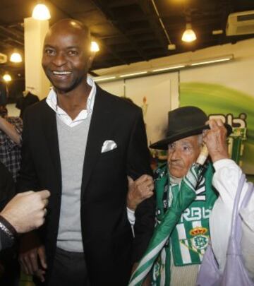 Finidi con la abuela del betis