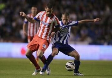 Bergantiños protege el balón ante Mario Suárez.