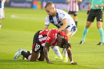 Nico pugna con Franquesa. El menor de los Williams comenzó el partido volcado en la derecha y acabó lesionado cuando cambió a la derecha en un balón disputado con Rosier.