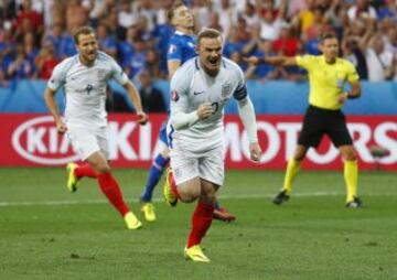 1-0. Wayne Rooney celebró el primer gol que marcó de penalti.