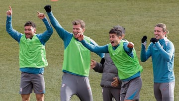 MAJADAHONDA (MADRID), 03/01/2025.-Los jugadores del Atlético de Madrid Javier Galán, Alexander Sorloth y Conor Gallagher (d), durante el entrenamiento preparatorio del partido de Copa del Rey de mañana sábado contra el Marbella, este jueves en la Ciudad Deportiva de Majadahonda.-EFE/ J.P. Gandul