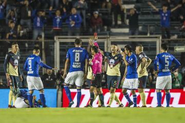 Este jueves, cementeros y Águilas se enfrascaron en el duelo de ida de los Cuartos de Final. Aquí te dejamos las mejores postales que dejó el encuentro.