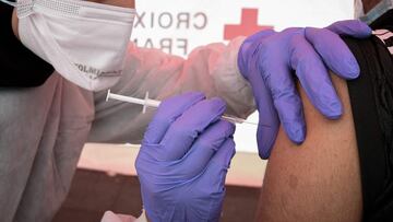 A resident is injected with a dose of the Pfizer-BioNTech COVID-19 vaccine in a mobile vaccination centre in Villetaneuse, a northern suburb of Paris, on August 19, 2021. (Photo by ALAIN JOCARD / AFP)