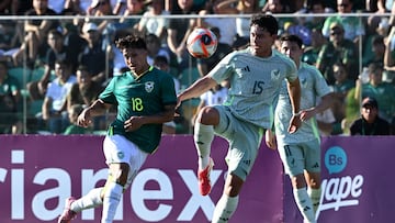 Bolivia's forward #18 Lucas Chavez and Mexico's defender #15 Ramon Juarez fight for the ball during the international friendly football match between Bolivia and Mexico at the Ramon Aguilera Costa Stadium in Santa Cruz de la Sierra, Bolivia on January 25, 2026. (Photo by Aizar RALDES / AFP)