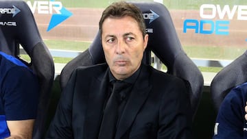 Frank Darío Kudelka, técnico de Talleres de Córdoba, en el banquillo a la espera de que comience un partido.