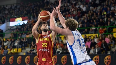 El alero de la selección española de baloncesto Santiago Yusta lanza a canasta ante Tomas Pavelka, de Eslovaquia, en el partido de la fase de clasificación para el Eurobasket 2025 que las selecciones de España y Eslovaquia disputaron en el pazo Paco Paz de Ourense (Galicia).