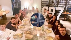 Cristiano junto a sus amigos y Georgina por su cumpleaños.