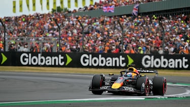 Max Verstappen rueda en Silverstone durante la clasificación del GP de Gran Bretaña.