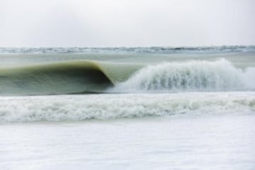 Preciosas olas casi congeladas