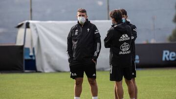 El entrenador Óscar García conversa con sus ayudantes durante un entrenamiento del Celta en A Madroa.