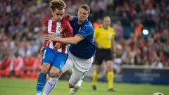 Antoine Griezmann faj&aacute;ndose con Robert Huth.