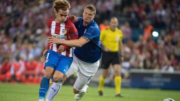 Antoine Griezmann faj&aacute;ndose con Robert Huth.