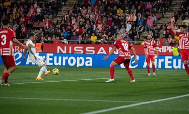 4-2. Lucas Vázquez aprovecha la asistencia de Vinicius para marcar el segundo gol del conjunto blanco.