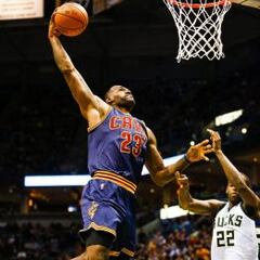 Los Bucks perforan la coraza de LeBron (37) en 2 prórrogas