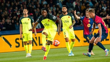 Imagen de un lance del juego entre el Barcelona y el Real Mallorca en Montjuïc.