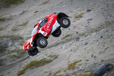 Estaremos de acuerdo en que el Dakar y Extreme E son disciplinas del mismo corte, carreras 'off road' con la diferencia de que el certamen de Agag son coches 100% eléctricos y compites a la vez contra rivales al esprint. El paso de una a otra es natural, pero si se hace desde una moto no tanto. Y eso fue lo que hizo la catalana. Antes de correr el Dakar 2022 con el Mini, ya tenía una temporada de experiencia en coche gracias a Extreme E, y con los consejos de Sainz, su compañero en el Acciona. Juntos han pisado dos podios. Eso le sirvió de preparación para dar el salto definitivo a las cuatro ruedas tras tantos éxitos sobe dos en trial y el Dakar.