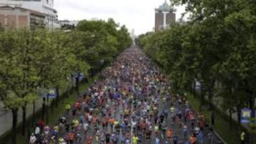 Varios de los participantes en el marat&oacute;n de Madrid, a su paso por el Paseo de la Castellana. 