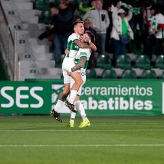 Los Nicos se dan un festín ante un pobre Oviedo