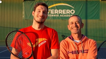 El tenista español Pablo Carreño, junto a su entrenador Samuel López en la Ferrero Tennis Academy.