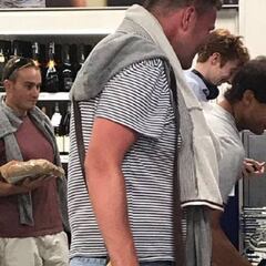 Rafa Nadal, como un londinense más en un súper de Wimbledon