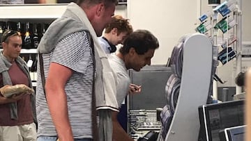 Rafa Nadal fue cazado comprando en un supermercado de Wimbledon.