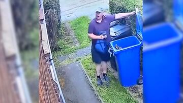 No importó que tuviera las manos ocupadas para no dejar caer con sus pies una lata que le arrojaron.