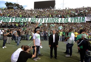 El vallecaucano recibió un homenaje de la afición que llenó la tribuna sur del estadio de Medellín.