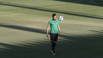 Boudebouz, entren&aacute;ndose con el Betis.