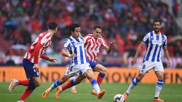 Reguil¨®n persigue a Take Kubo en el partido ante la Real Sociedad.