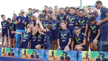 Alejandro Valverde posa con los chavales de su escuela ciclista.