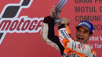 Dani Pedrosa celebra su victoria en Cheste.