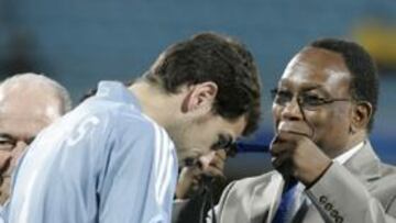 El portero de la selección atendió a los medios a su llegada al aeropuerto de Barajas, procedente de Suráfrica. Las preguntas fueron dirigidas al Real Madrid y a sus nuevas estrellas: Kaká y Cristiano, de los que Iker espera que vengan comprometidos para ganar títulos: "Espero que aporten el nivel que tienen, que vengan con ganas de ganar títulos y de jugar en el Real Madrid".