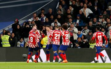 Los jugadores del Atlético celebrando el gol de Giménez.