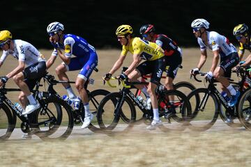 Geraint Thomas, l¨ªder de la carrera, rueda en el pelot¨®n.