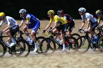 Geraint Thomas, líder de la carrera, rueda en el pelotón.