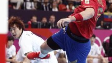 El jugador de la selección española de balonmano Julen Aguinalde, durante el partido de la primera fase en el grupo B del torneo olímpico de balonmano que se disputó hoy, 2 de Agosto,en el Copper Box de Londres.