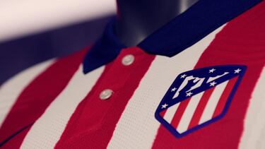 Según el propio Atlético, la nueva equipación 'encarna los valores imperecederos del club a través de una interpretación clásica de sus famosos colores'. Tiene un cuello clásico y las franjas rojas y blancas ligeramente distorsionadas para darle un toque 