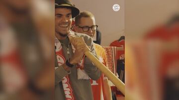 Lucho vivió un momento lleno de humor al probar la trompa alpina por primera vez, fallar al inicio y mejorar entre risas junto a seguidores del Bayern.