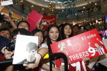 El equipo fue recibido por numerosos aficionados.