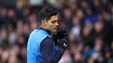 Raúl Jiménez durante el calentamiento previo a un partido del Wolverhampton Wanderers en la Premier League de Inglaterra.